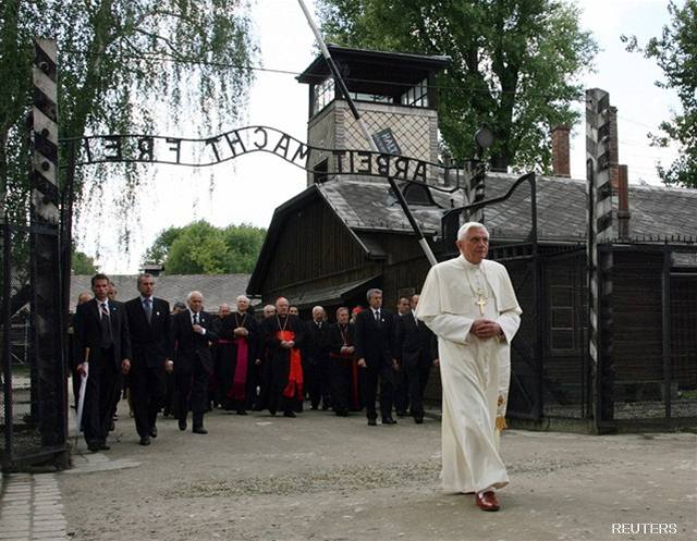 Pape u brány osvtimského tábora. - Benedikt XVI. navtívil bývalý koncetraní...