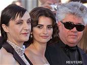 Cannes 2006: Reisér Pedro Almodovar (vpravo) a hereky Blanca Portillo (vlevo)...