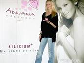Cannes 2006 - Adriana Sklenaíková propaguje svou kosmetickou adu