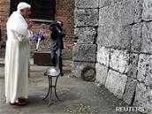 Pape se modlí u Stny smrti.
