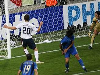 Itálie - USA: vlastní gól Zaccarda