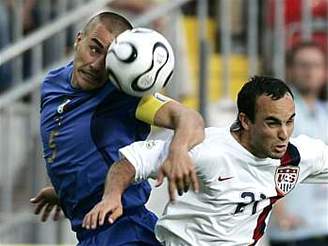 Itálie - USA:  Cannavaro  bojuje s Donovanem