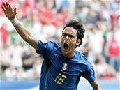 Filippo Inzaghi oslavuje gól