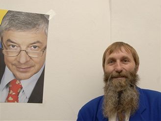 Sympatizant Vladim�ra �elezn�ho sledoval s l�drem Nez�visl�ch demokrat� volby v galerii Zlat� husa