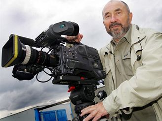 Televizní kameraman Frantiek Procházka natáí seriál Ulice.