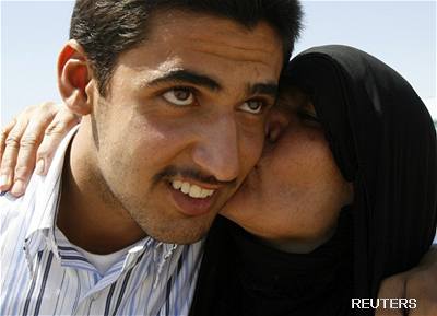 Matka líbá svého syna, který byl práv proputn z vznice