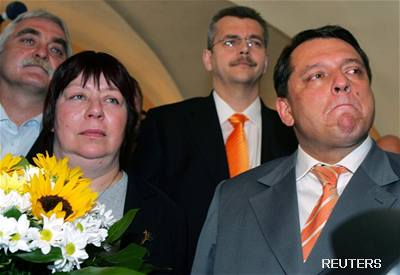 Jiří Paroubek se svou ženou a volebním manažerem Tvrdíkem.