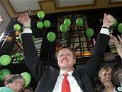 Martin Bursík slaví výsledek Strany zelených ve volbách