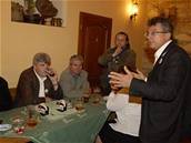 Místopedseda SNK ED Jan Kasl sledoval výsledky voleb v restauraci Dlový kí na praském Smíchov