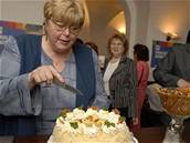 Vladimír elezný a jeho Nezávislí demokraté sledovali volby v galerii Zlatá husa a posilnili se dortem