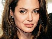 Angelina Jolie je temná osobnost. Miluje noe, tetování, pohební ústavy,...