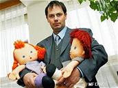 Komisa Roman eka s figurkami Jáji a Páji, na nich zneuívané dít pedvádlo, co se stalo