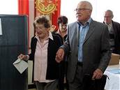 Prezident Václav Klaus doprovodil do volební místnosti svoji matku.