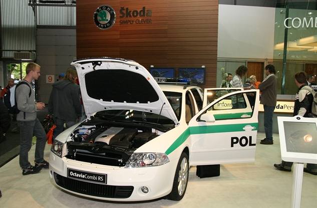 koda Octavia Combi RS v  policejních barvách na Autotecu