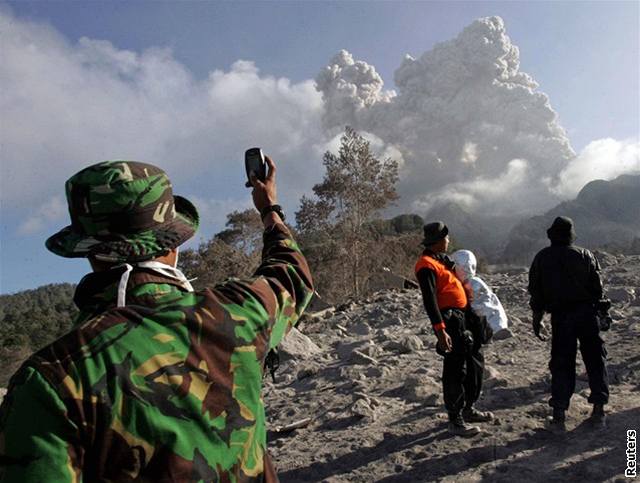 Prvními dvma obmi sopky Merapi jsou dva dobrovolníci, kteí pomáhali s evakuací.