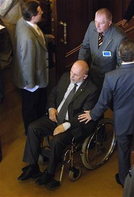 Milo Patera z ODS pijel do Snmovny na vozíku