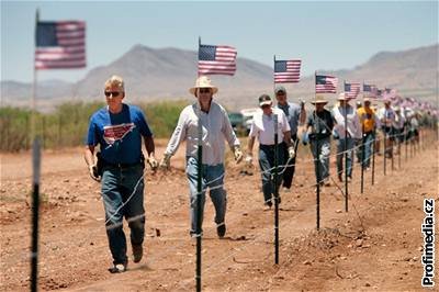 Pro Ameriany je imigrace problém. Dobrovolníci na hranici s Mexikem staví plot z ostnatého drátu.
