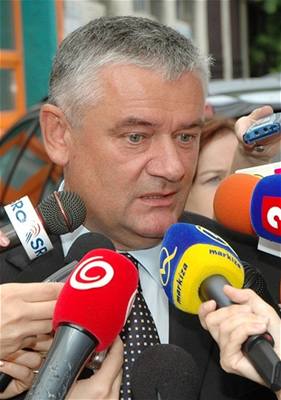 Ján Slota se ke zpráv TV Markíza nevyjádil.
