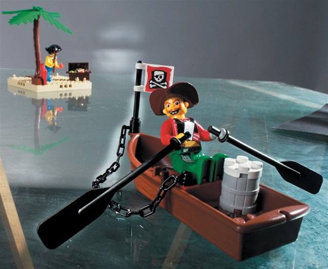 I tento pirát ze stavebnice Lego se bude plavit pes stedoeské Jirny.