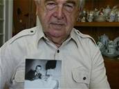Milan Píka, syn popraveného generála, ukazuje dobovou fotografii se svým otcem