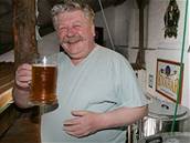 Pivovarník Jií Jelínek vaí pivo Kvasar.