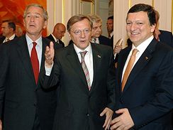 Prezident USA George Bush, rakousk kancl Wolfgang Schssel a pedseda EK Jos Barroso
