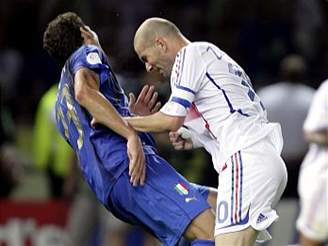 Kritický moment finále mistrovství svta: Francouz Zidane sráí hlavou Itala...
