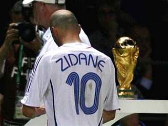 Itálie - Francie: vylouený Zidane míjí trofej