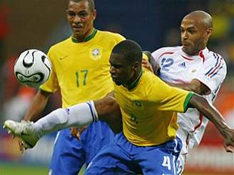 Brazílie - Francie: zleva Gilberto Silva, Juan a Henry