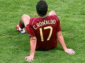 Cristiano Ronaldo sedí na trávníku