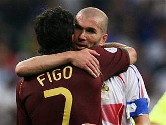 Luis Figo a Zinedine Zidane se zdraví po zápase