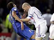 Kritický moment finále mistrovství svta: Francouz Zidane sráí hlavou Itala...