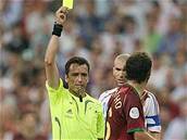 Ricardo Carvalho dostává �lutou kartu