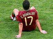 Cristiano Ronaldo sedí na trávníku