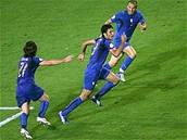 Fabio Grosso (uprosted) oslavuje gól