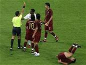 Louis Saha dostává �lutou kartu