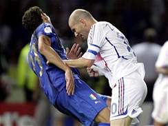 Kritický moment finále mistrovství světa: Francouz Zidane sráží hlavou Itala...