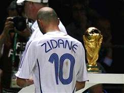 Itálie - Francie: vyloučený Zidane míjí trofej