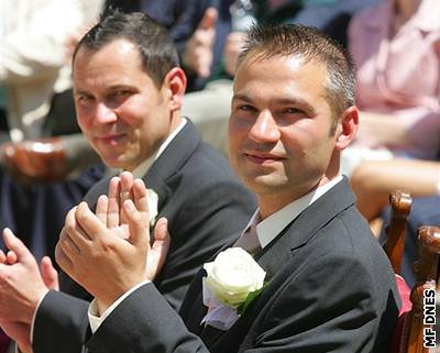 Zpěvák Pavel Vítek a manažer Janis Sidovský uzavřeli v pondělí 3. července 2006...