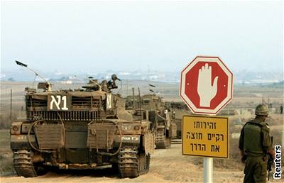 Izraelská tanky na postupu palestinským územím