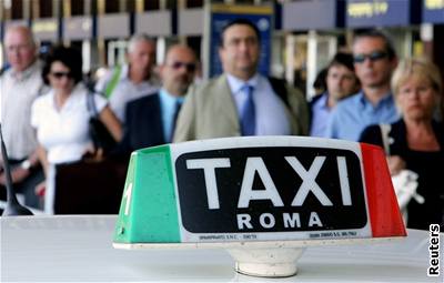 Stávka taxiká ochromila provoz na nkterých letitích a nádraích.