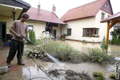 Záplavy na jihu ech a Moravy ustupují. Následující dny pret nebude.