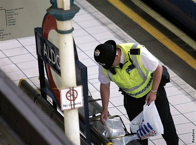 Policista kontroluje odloenou taku ve stanici metra Aldgate
