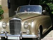 Vítek a Sidovský na hrad pijeli vozem Bentley S2 z roku 1959 ampaské barvy