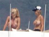 Pamela Andersonová (vlevo) se sluní na dovolené ve Francii