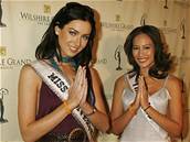 Miss Universe 2005 Natalie Glebová a thajská kráska Charm Onwarin Osathanondová