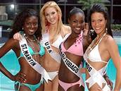 Adeptky na Miss Universe 2006 pózují v plavkách