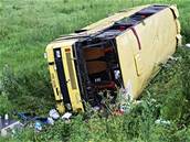 Autobus sjel ze silnice a p�evrátil se.