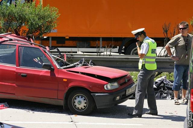 Nehoda uzavela dálnici ve smru na Prahu a omezila provoz smrem na Brno.