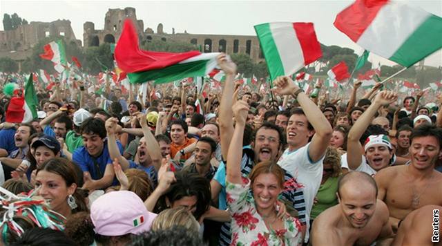 Na antickém závoditi Circo Massimo v ím sledovaly finálový zápas desetitisíce fanouk